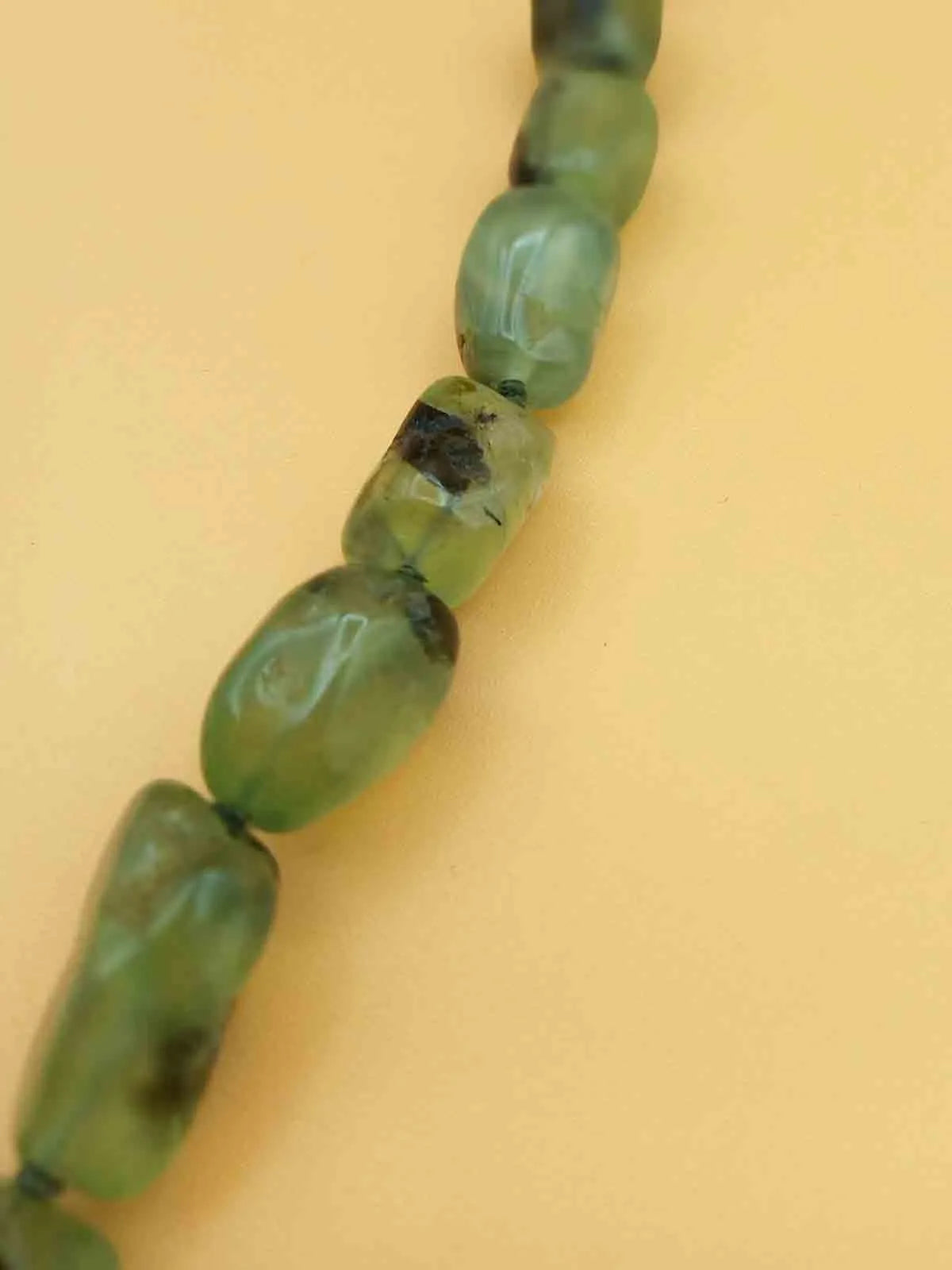 Collana Vintage Prehnite verde e pasta di Rubino