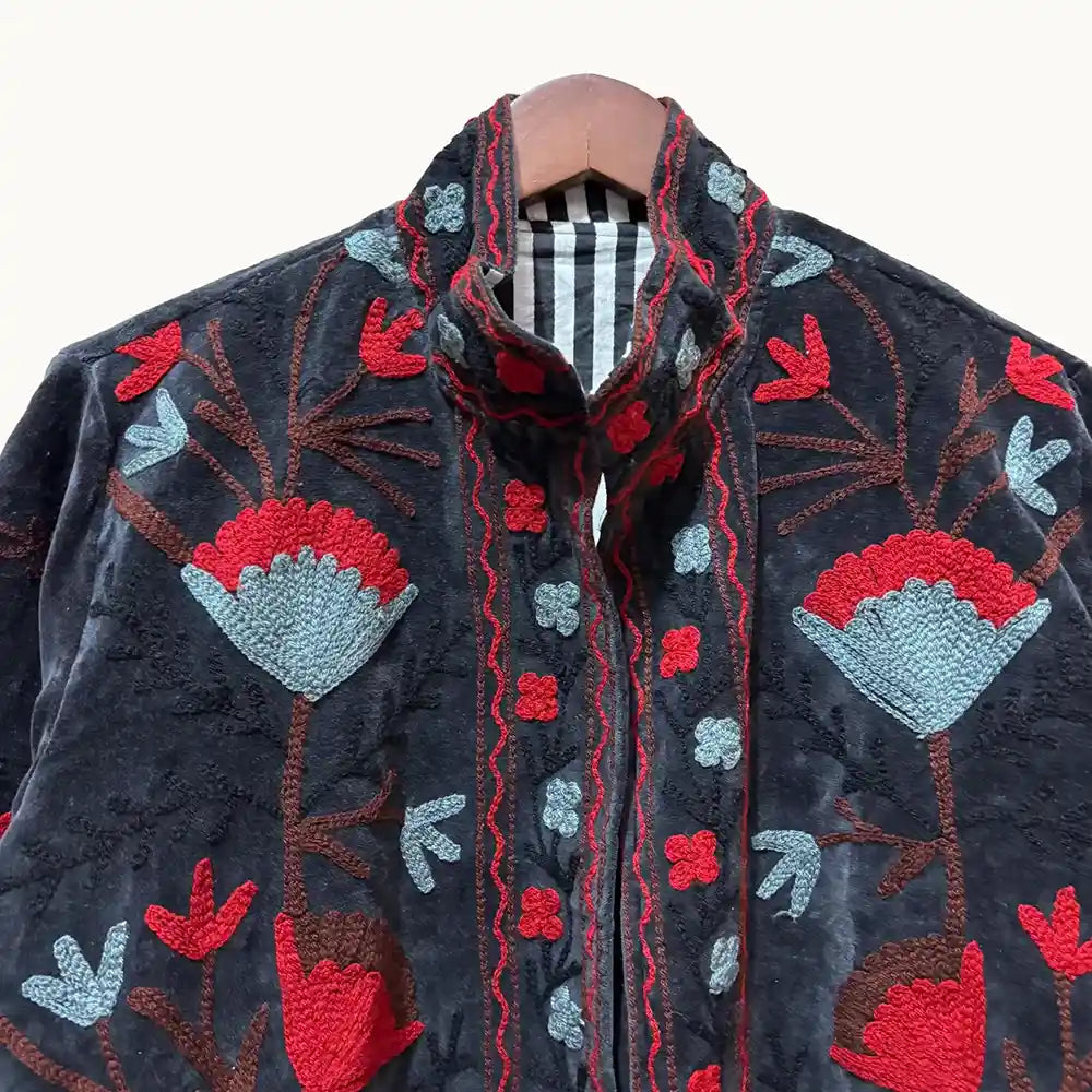 Giacca in velluto ricamato stile Suzani