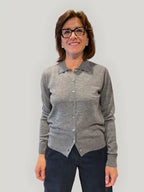 Polo donna in lana merino grigia indossata, con colletto, bottoni frontali