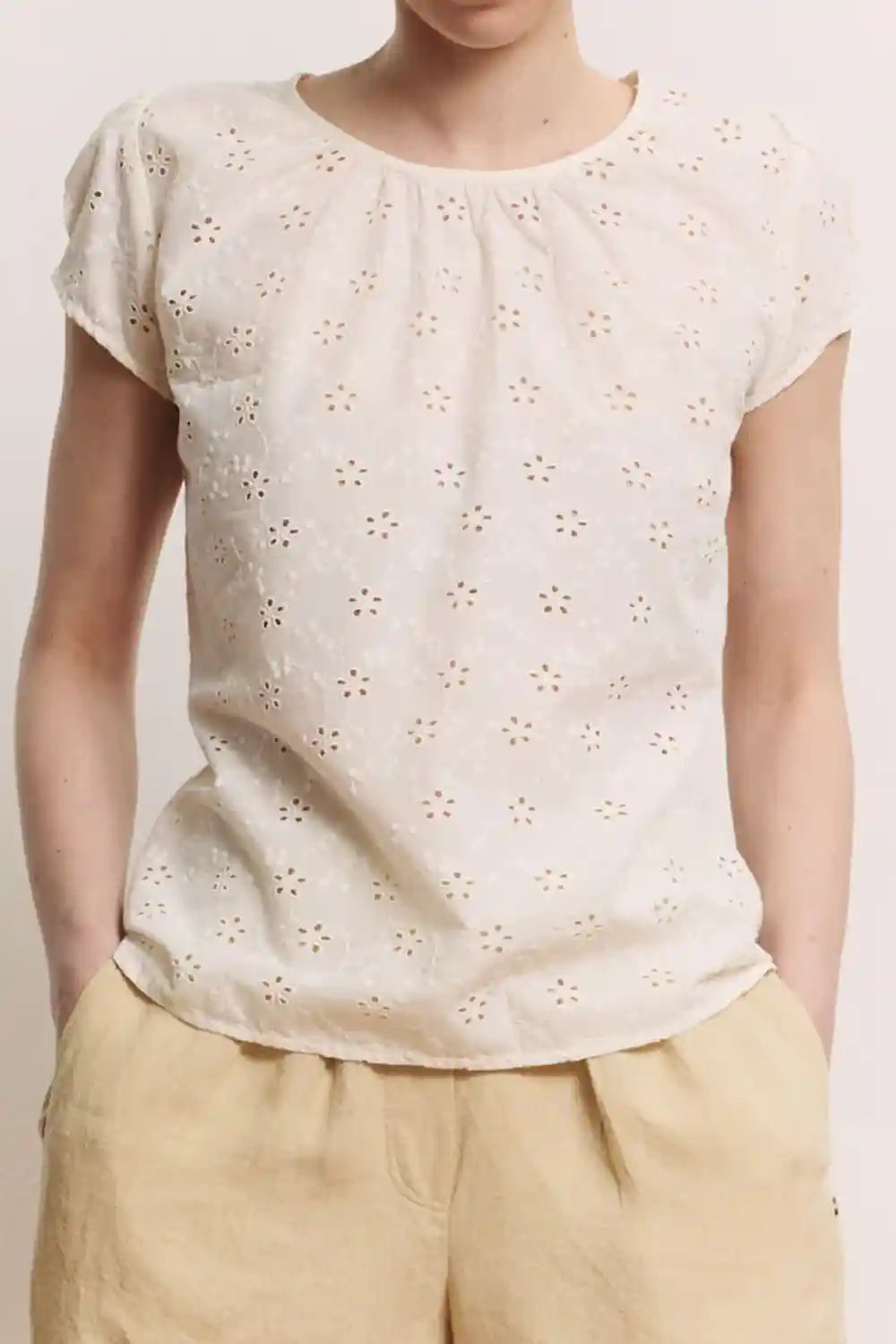 Blusa femminile cotone bio GOTS ricamo effetto pizzo scollo arricciato
