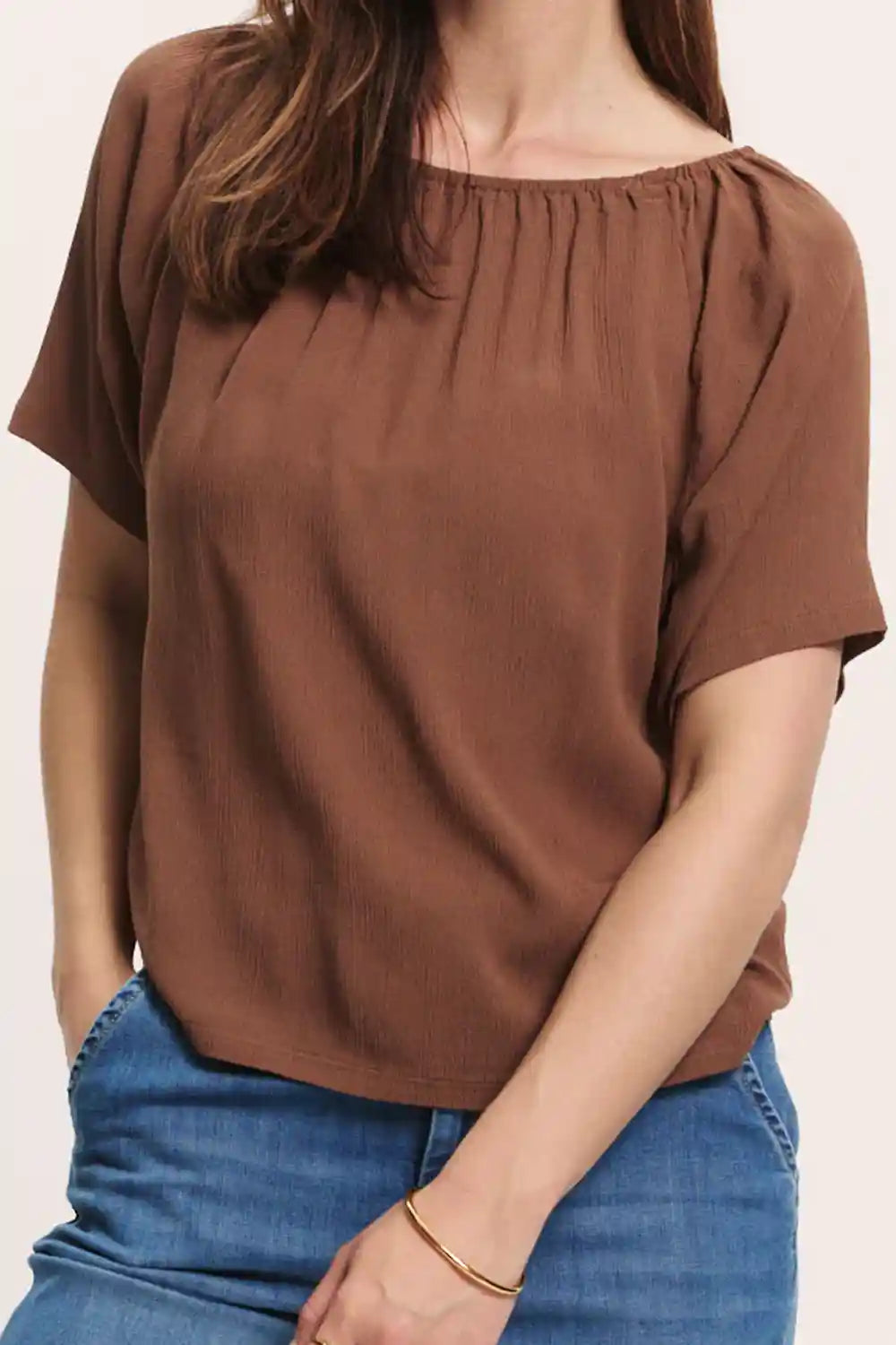 Modella indossa blusa viscosa EcoVero outfit estivo
