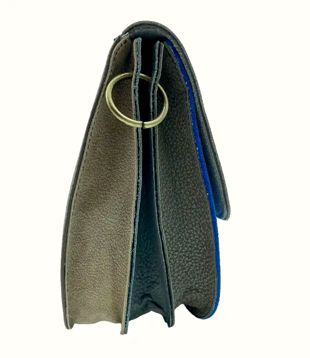 Borsa in pelle scamosciata con tracolla regolabile