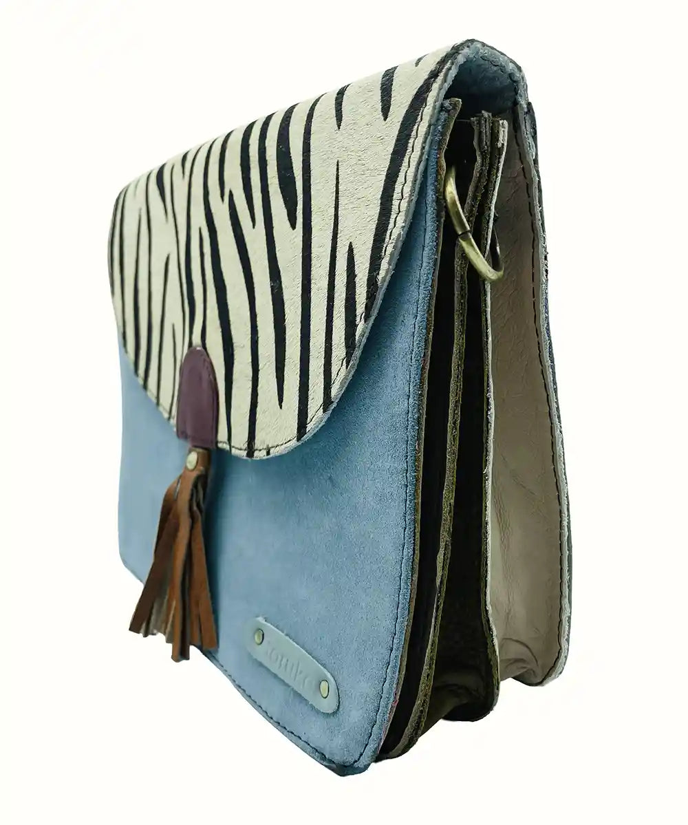 Borsa zebrata Celeste in pelle scamosciata con tracolla regolabile