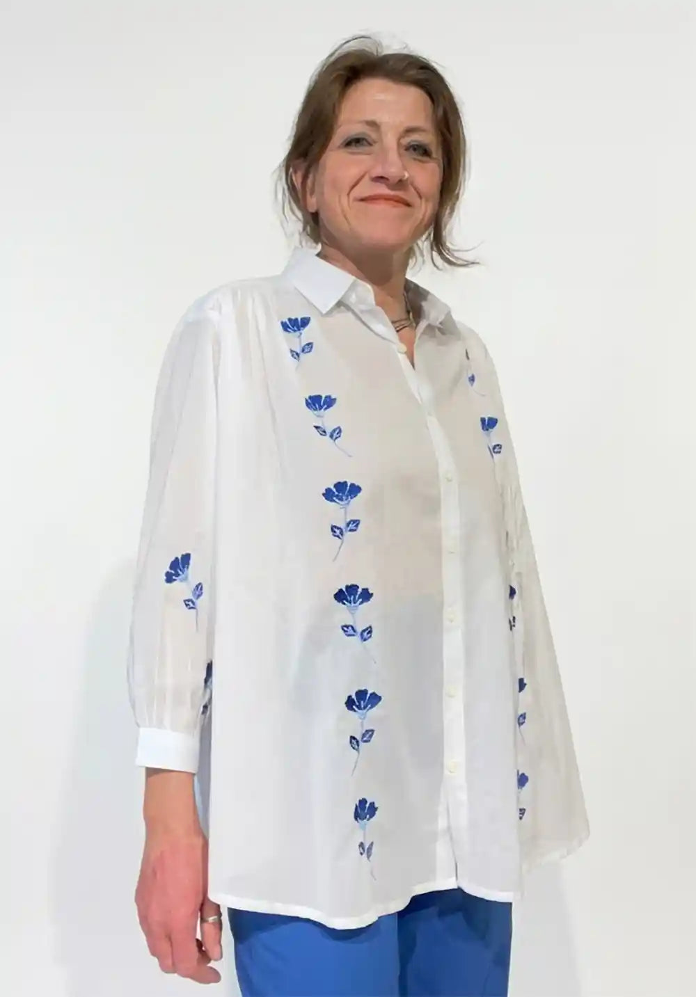Camicia lunga donna cotone bianco ricami floreali blu cobalto
