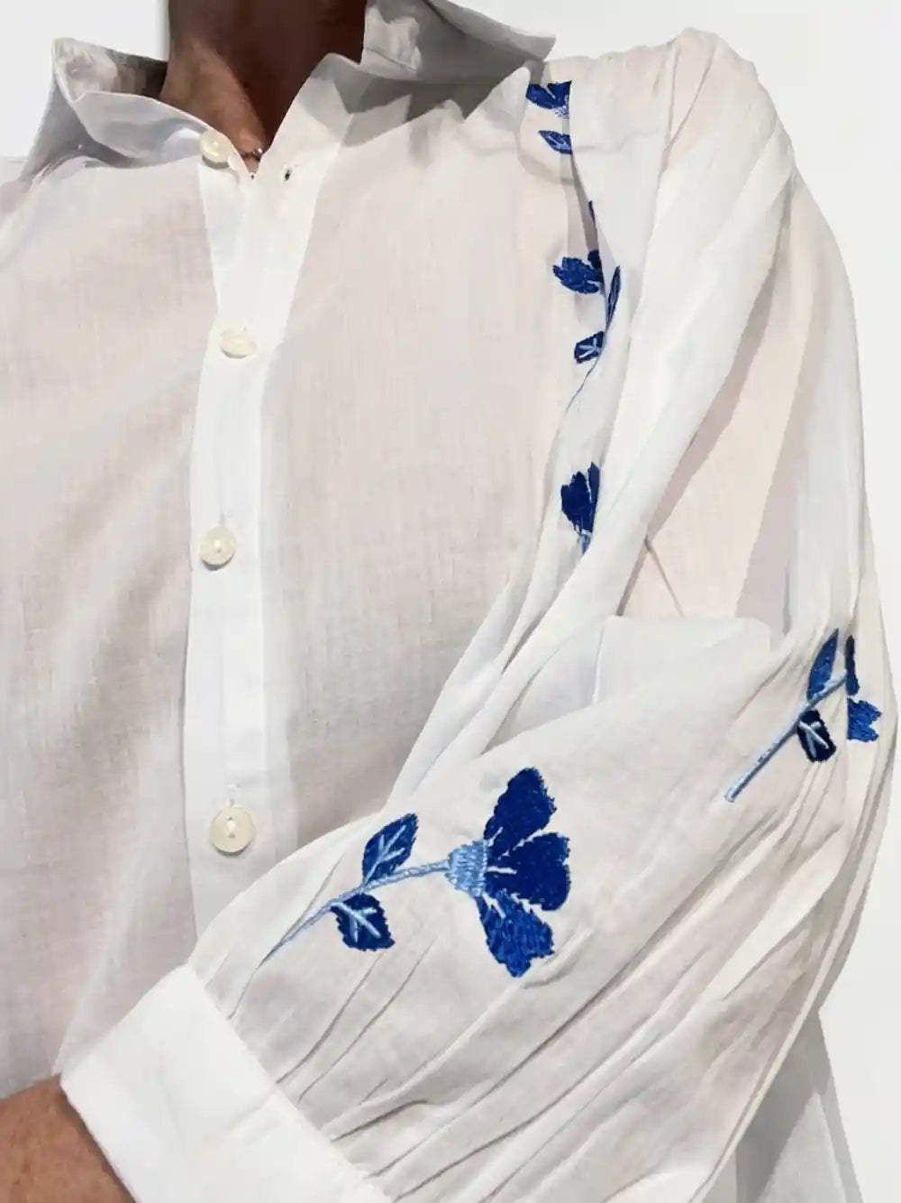 Camicia cotone bianca ricami floreali blu