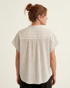 Look camicia cotone biologico righe naturali abbigliamento sostenibile