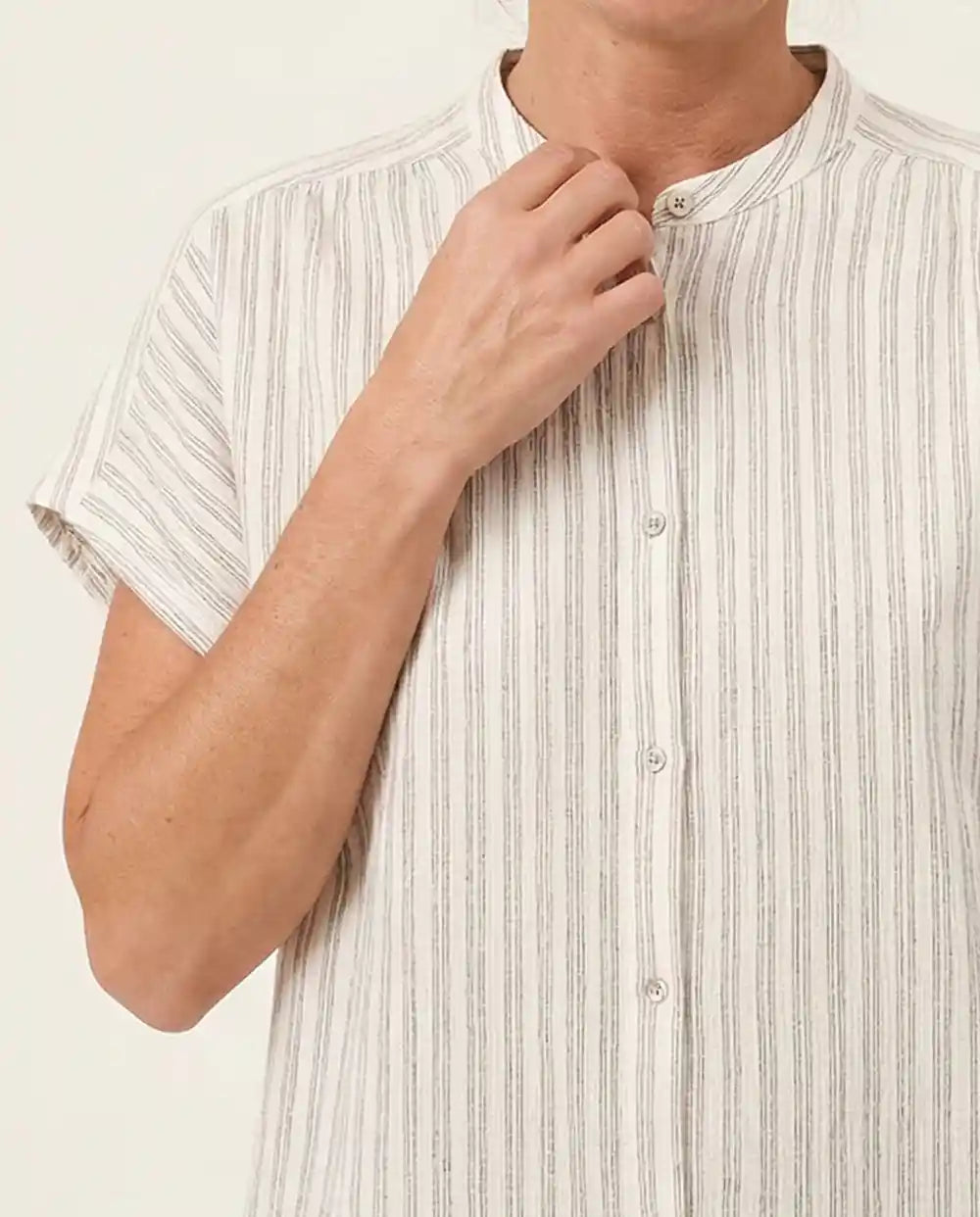 Dettaglio scollo coreano camicia cotone bio righe naturali donna