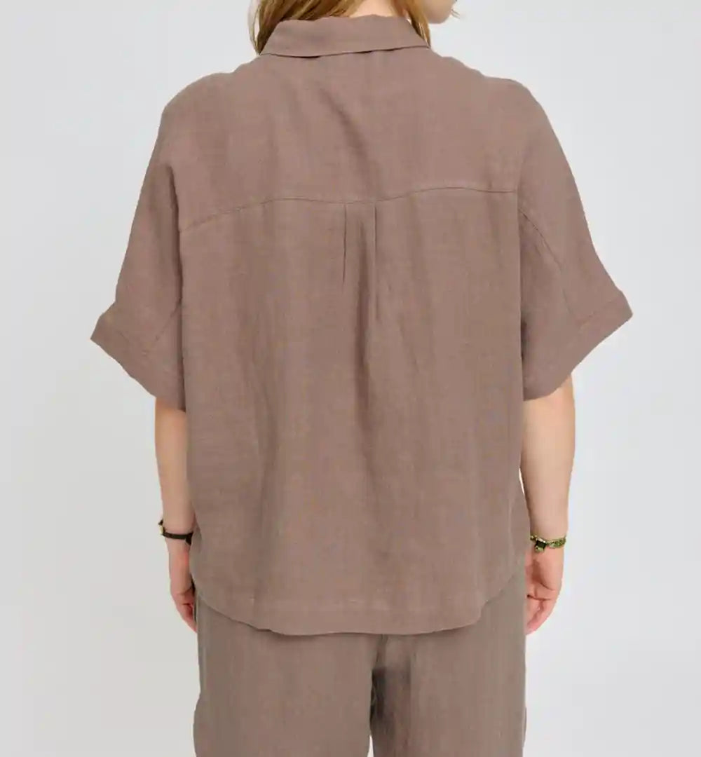 Camicia lino naturale nocciola maniche corte retro
