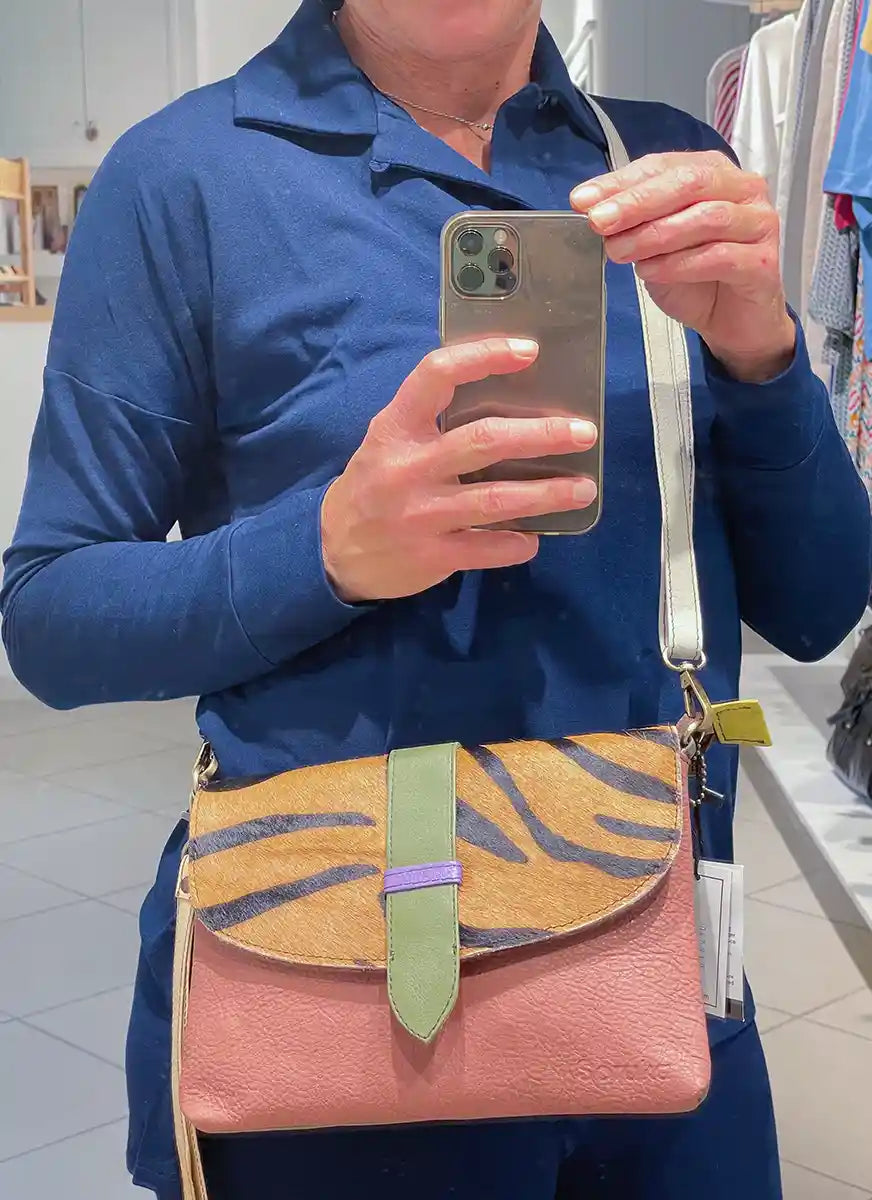 come indosso borsa pochette con tracolla in pelle riciclata