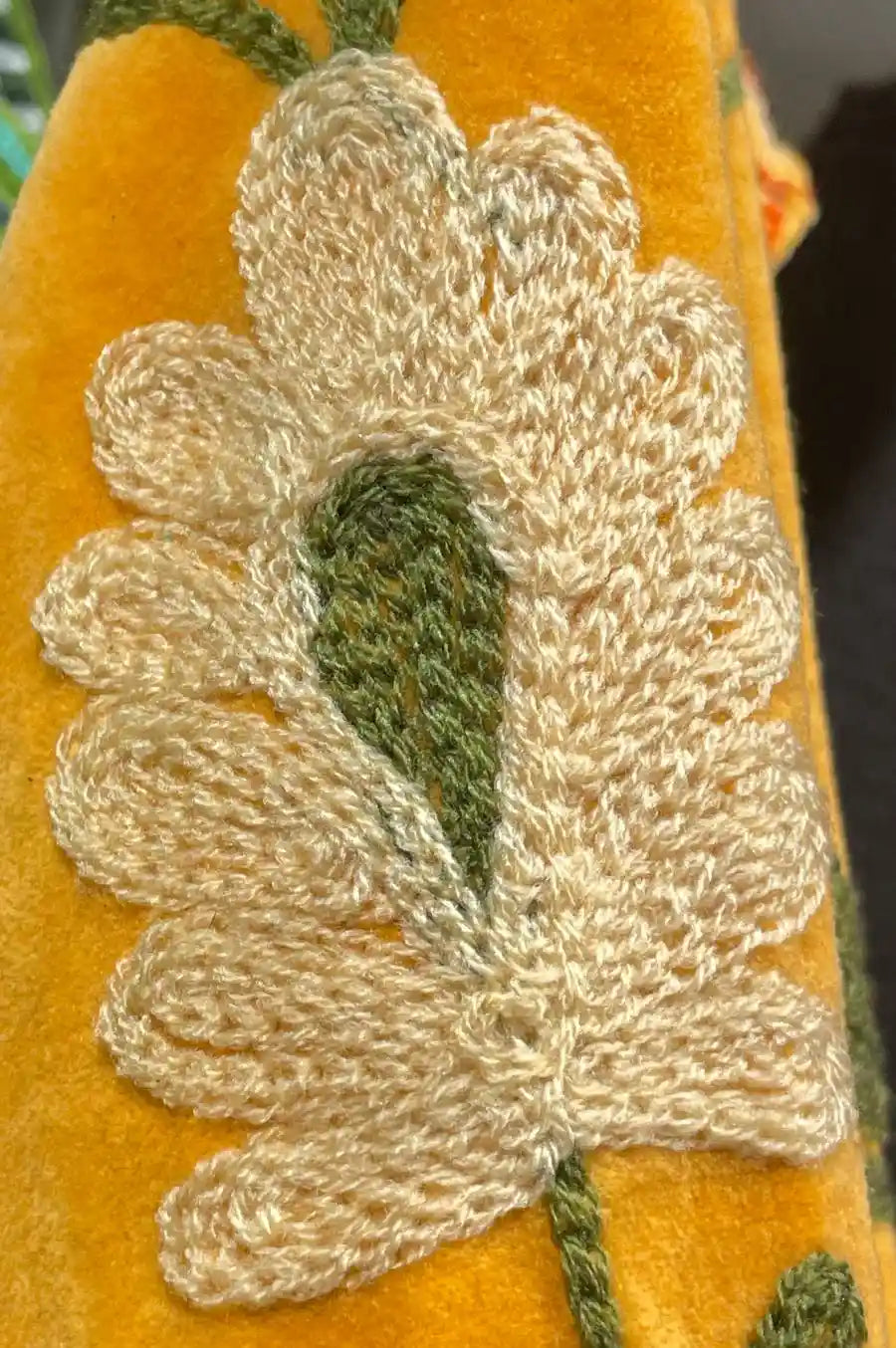 Giacca in velluto giallo calendula con fiori ricamati