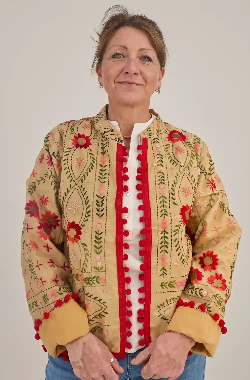 Giacca phulkari con ricami a mano fiori rossi