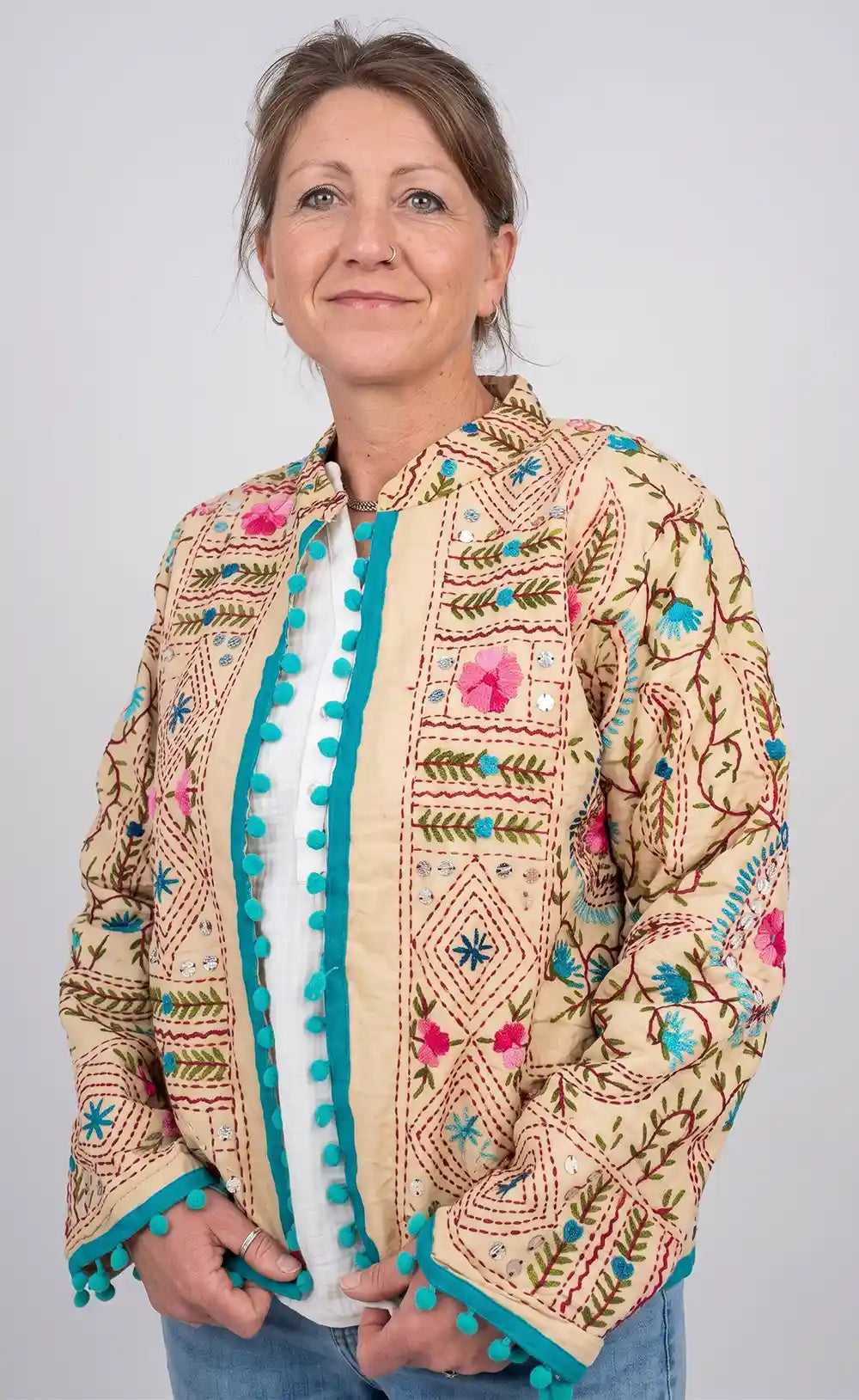 giacca phulkari ricamo floreale libero multicolore bordo pon pon turchese