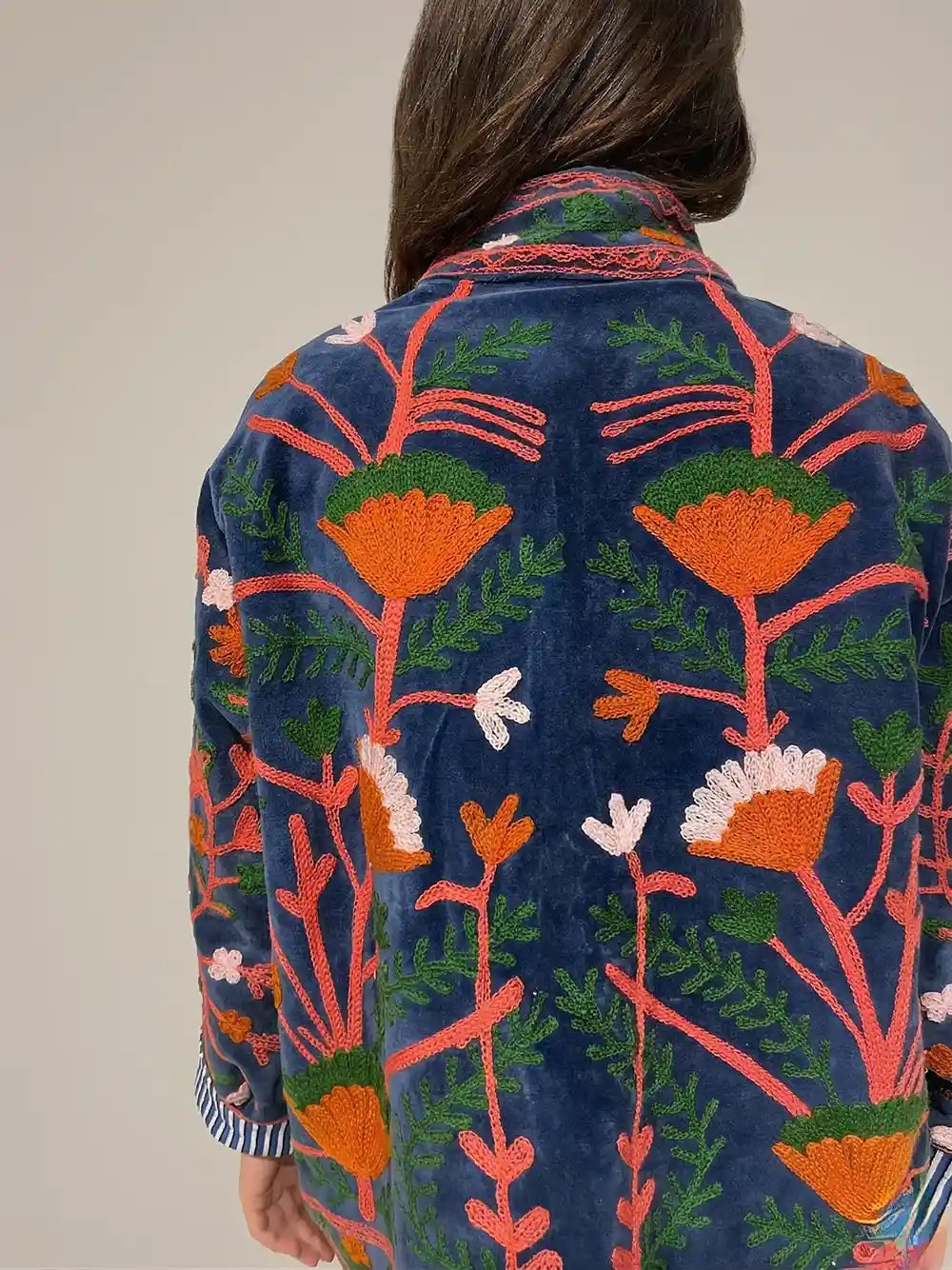 retro giacca ricamata velluto blu motivi floreali botanici