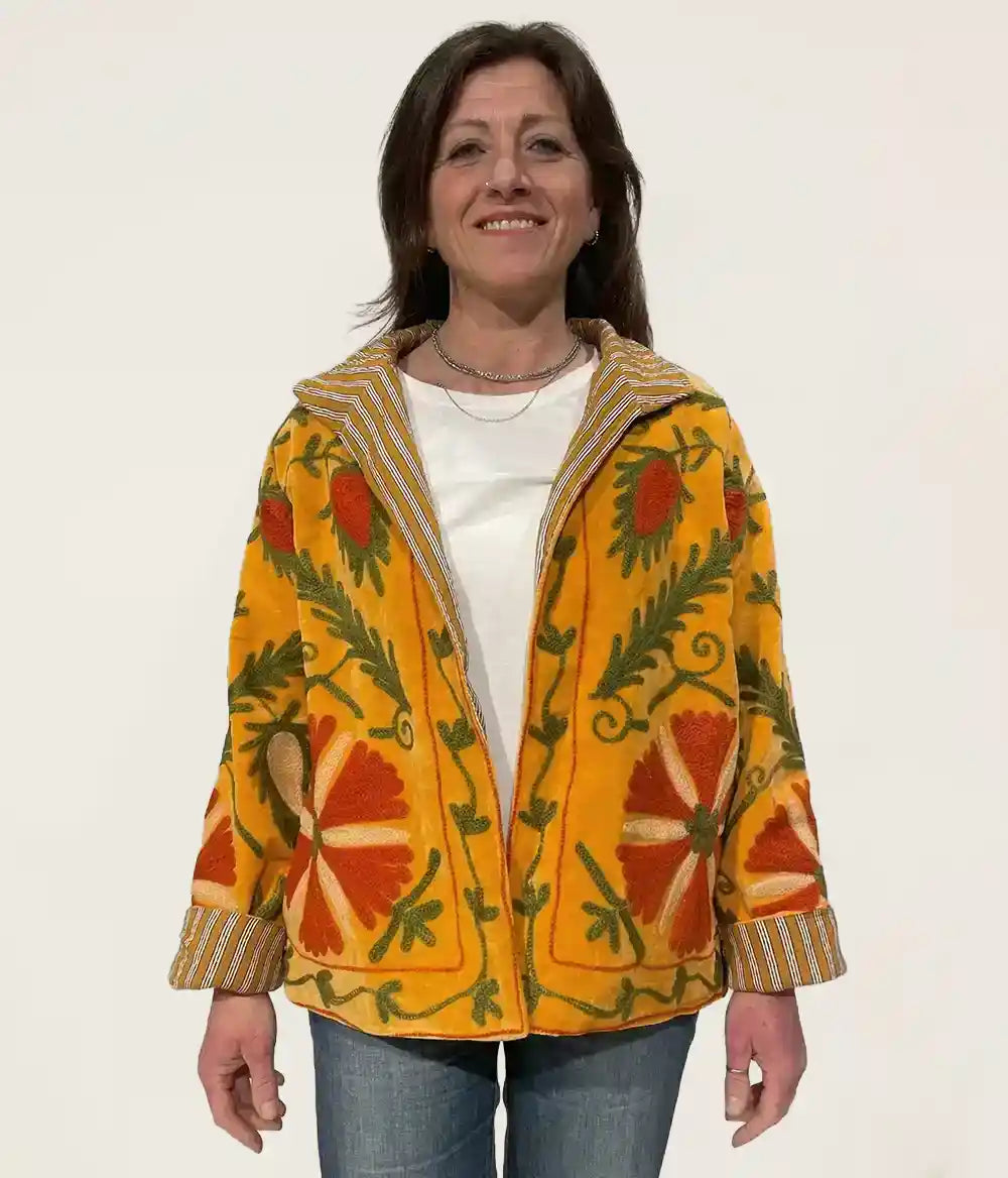 giacca velluto giallo calendula ricamata indossata