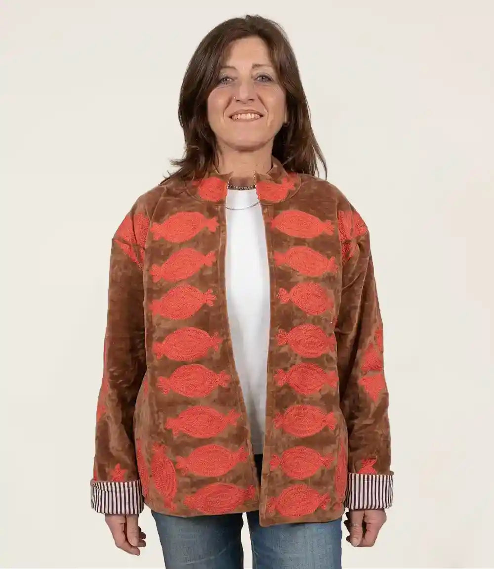 giacca velluto marrone ricamata indossata