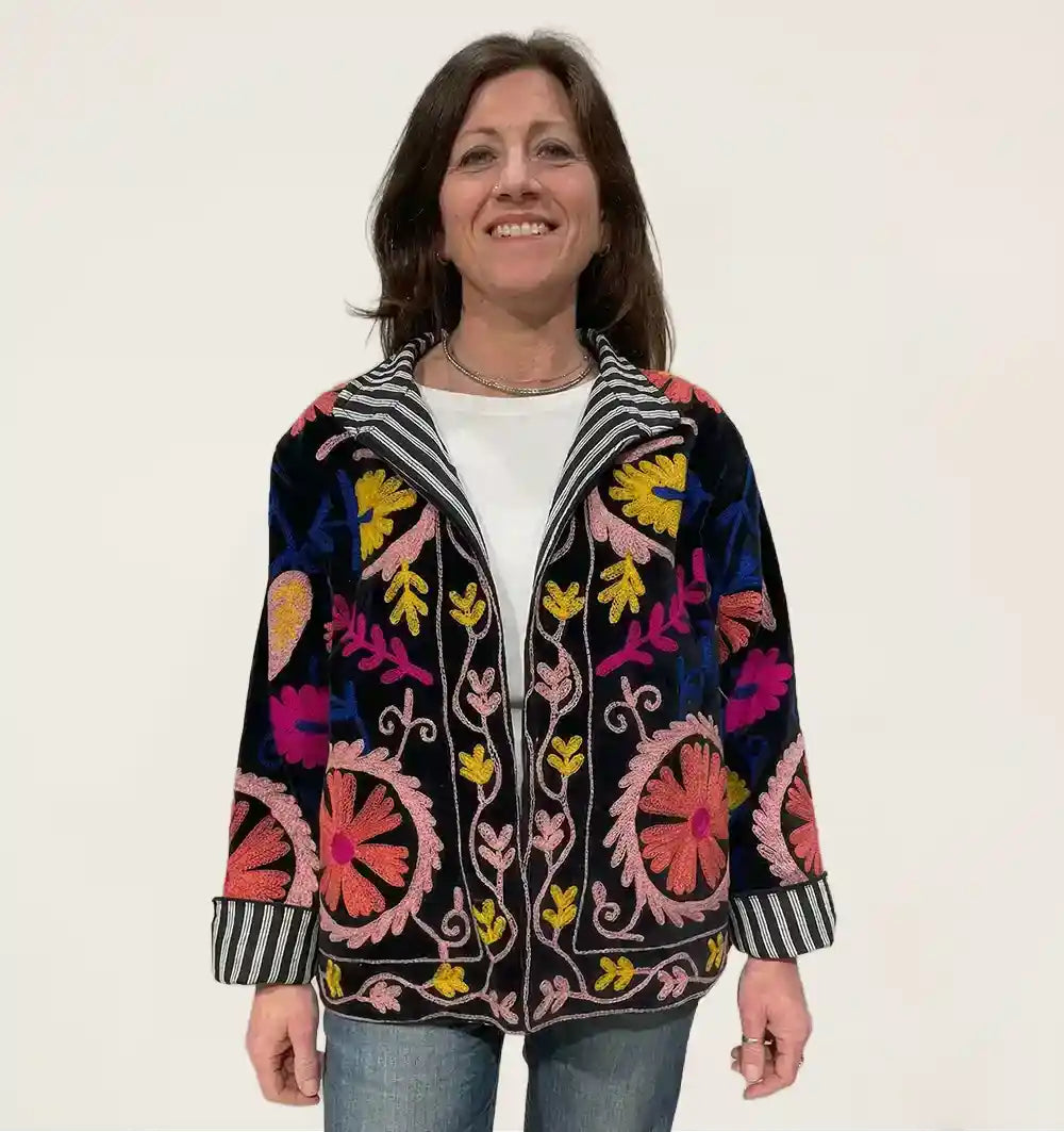 giacca velluto nero ricamata indossata outfit urbano