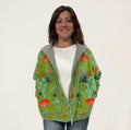 giacca velluto verde lime ricamata indossata outfit colorato