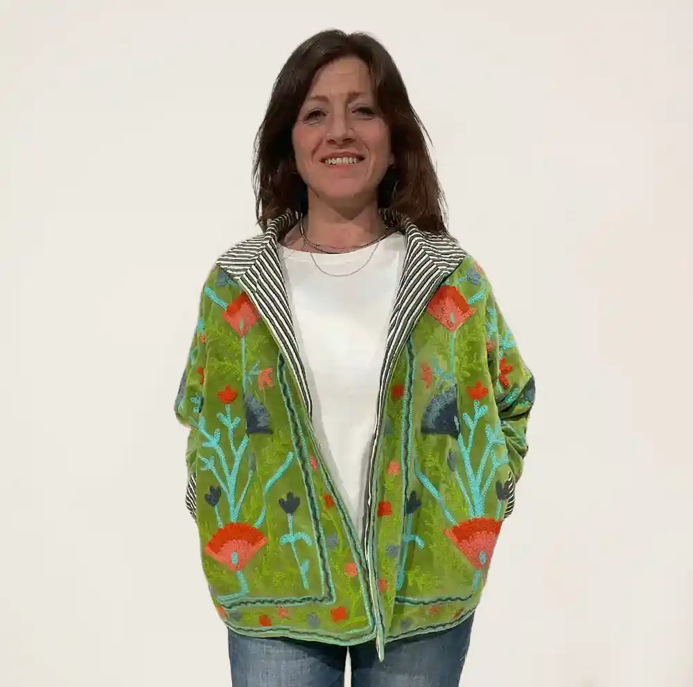 giacca velluto verde lime ricamata indossata outfit colorato