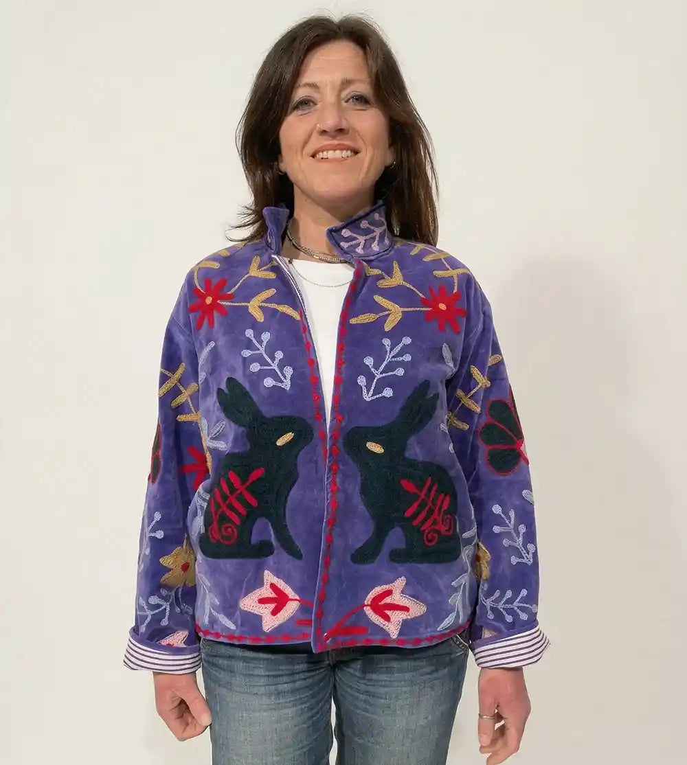 giacca velluto viola ricamata indossata outfit casual