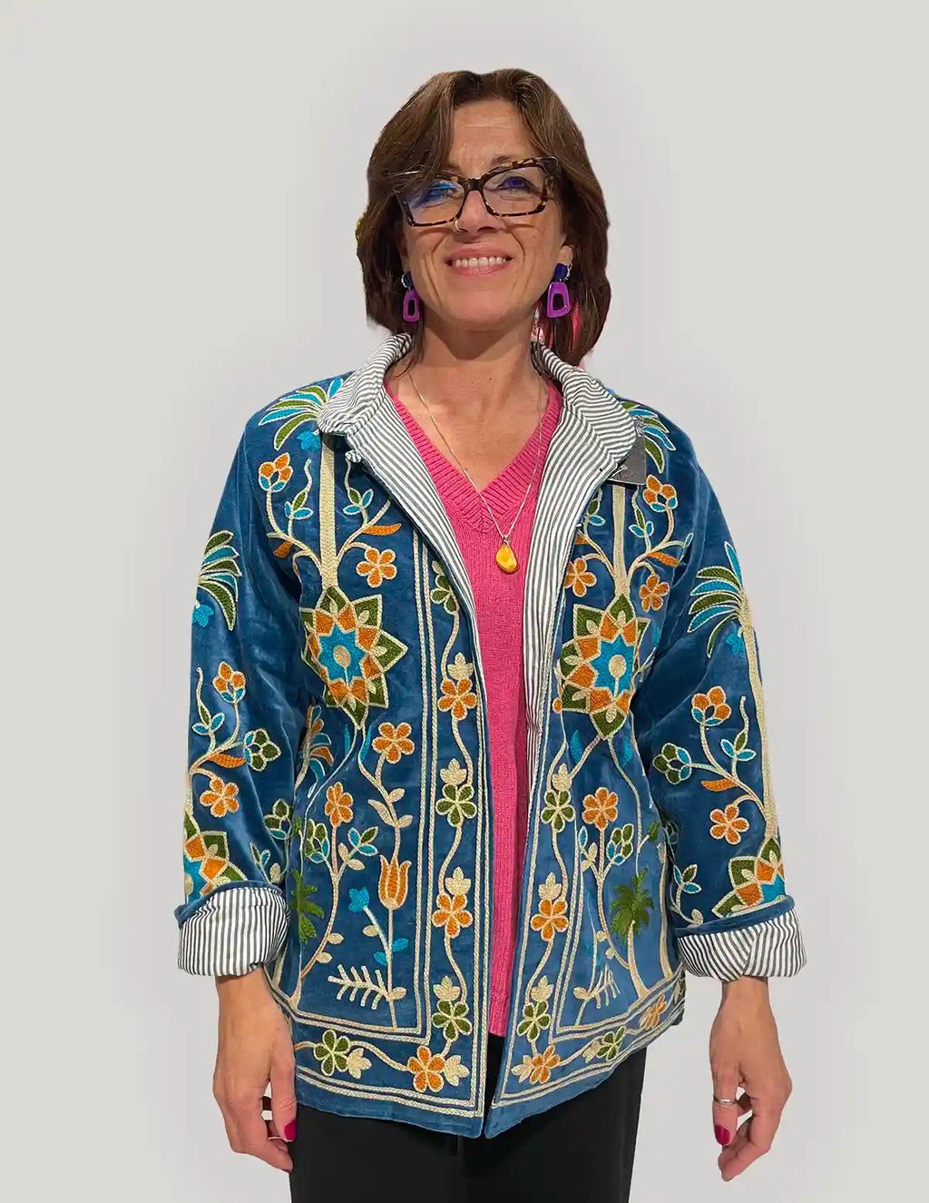 Giacca donna in velluto azzurro ricamata stile Suzani con fiori arancioni e verdi
