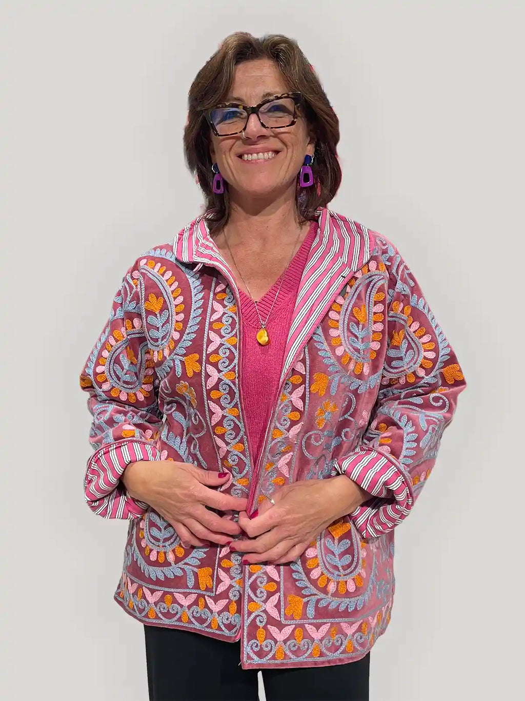 Giacca donna in velluto porpora stile Suzani con ricami paisley azzurri, rosa e arancioni