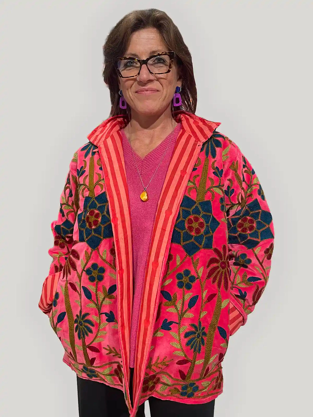 Giacca donna in velluto rosa stile Suzani con ricami floreali blu e verdi