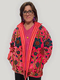Giacca donna in velluto rosa stile Suzani con ricami floreali blu e verdi