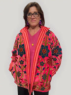 Giacca donna in velluto rosa stile Suzani con ricami floreali blu e verdi