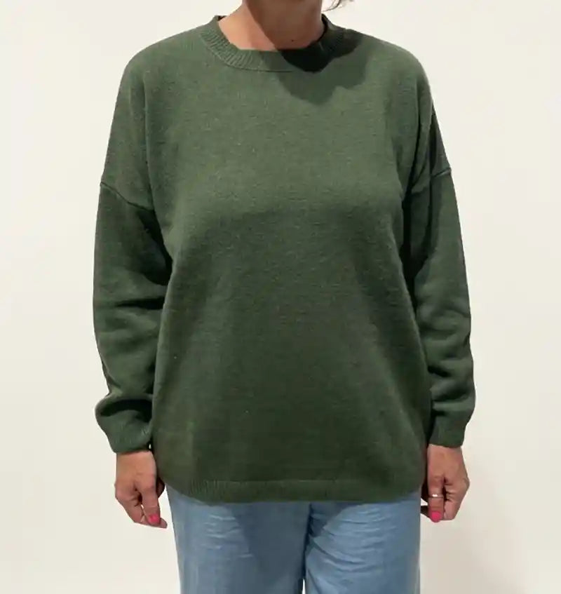 Dettaglio girocollo maglione cashmere verde scuro