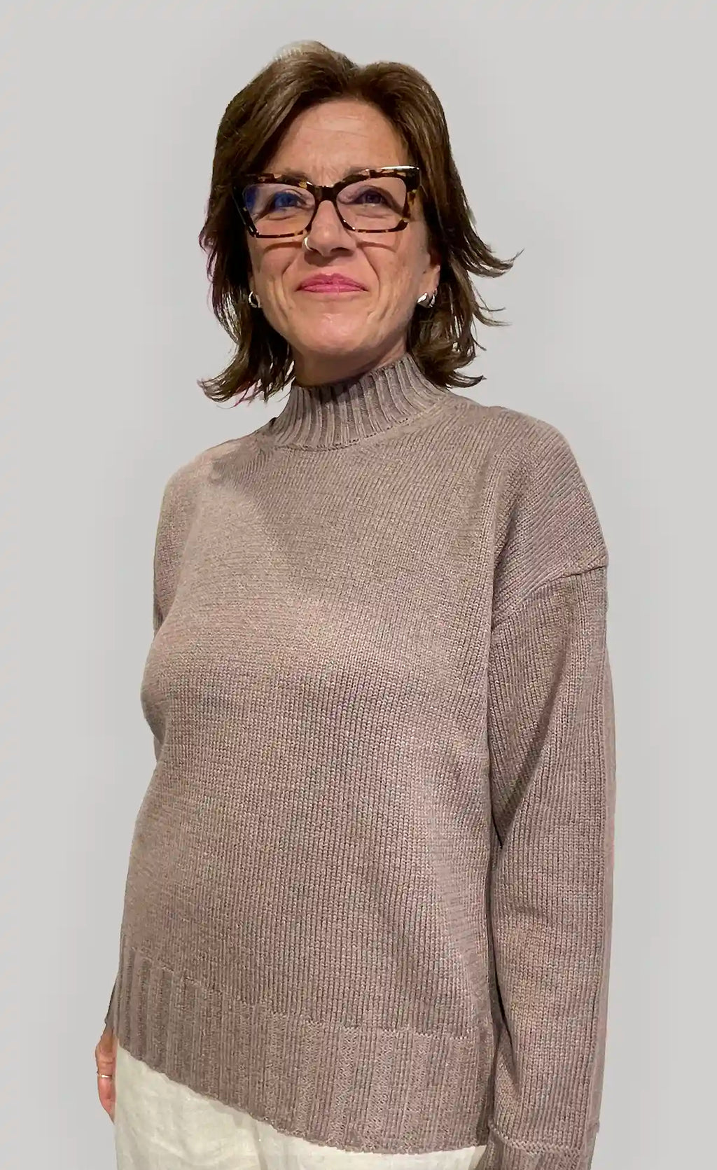 Maglione donna tortora girocollo in caldo cotone biologico GOTS con linea morbida