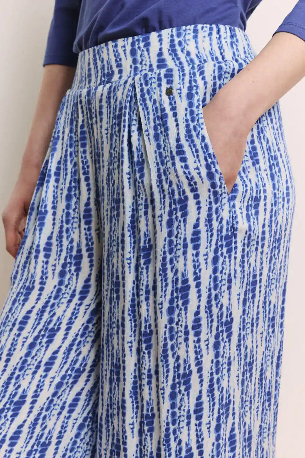 Texture viscosa EcoVero fantasia batik blu bianco fluida
