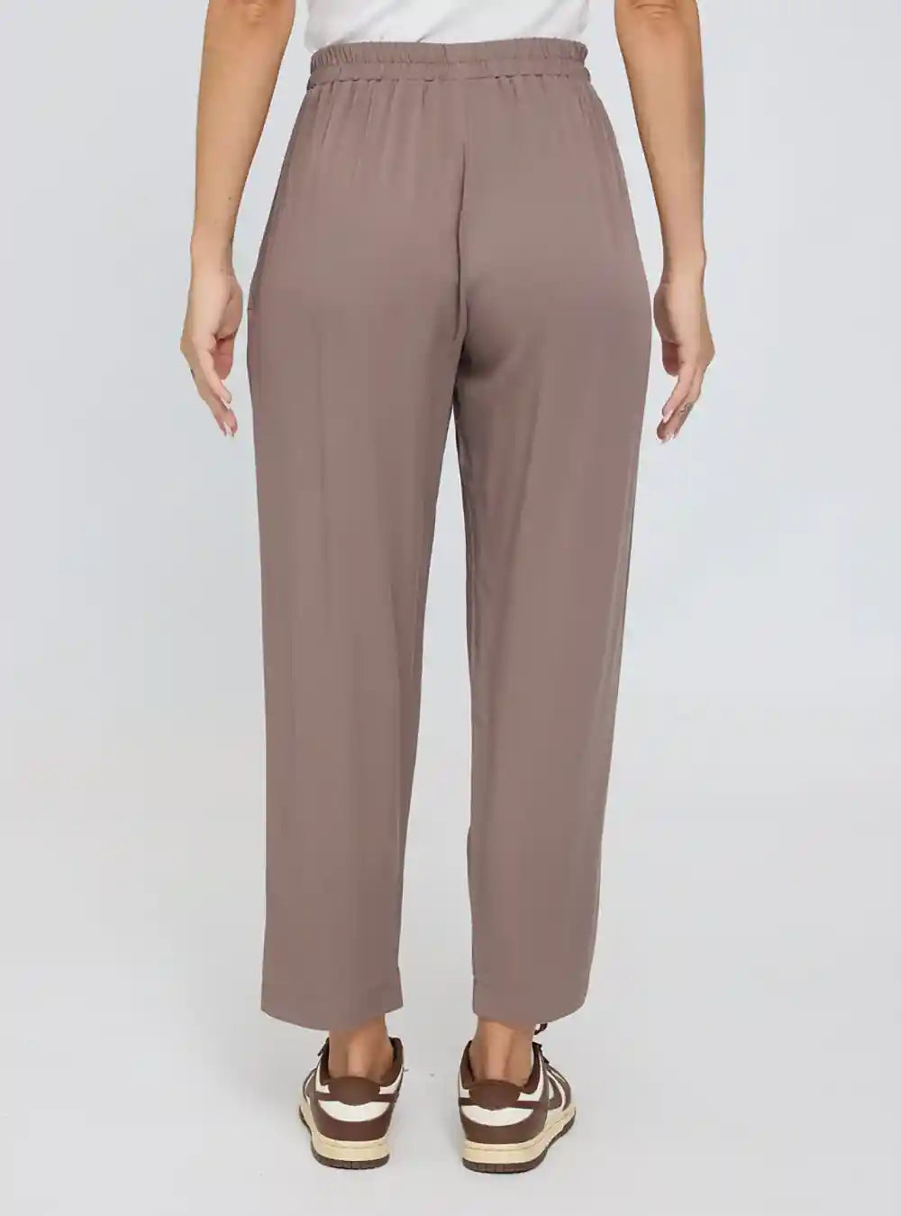 Pantalone viscosa ECOVERO nocciola gamba dritta vista posteriore
