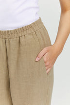 Dettaglio elastico vita pantalone lino senape