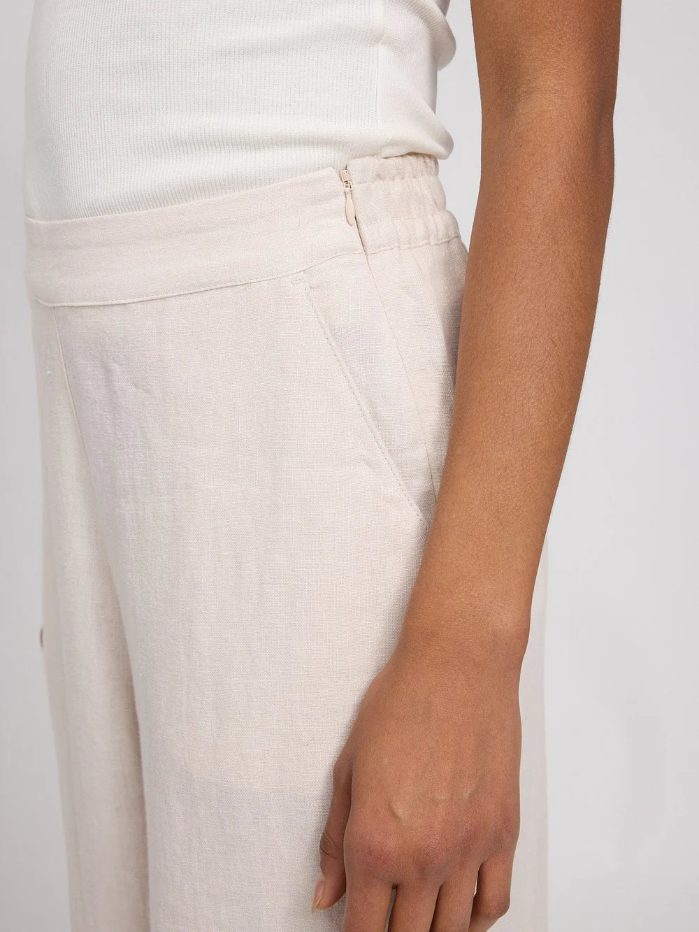Dettaglio elastico vita zip pantalone lino palazzo