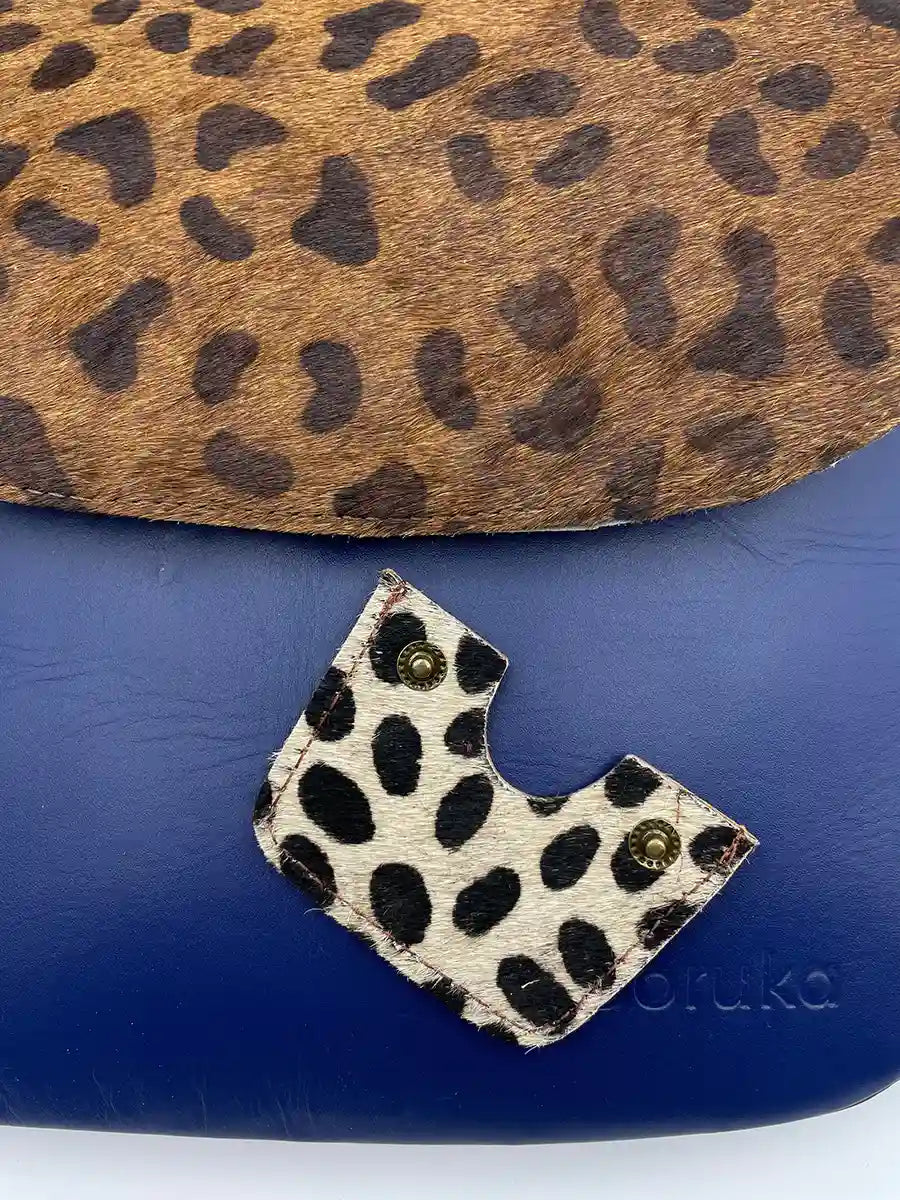Borsetta blu piccola in pelle riciclata liscia con tracolla