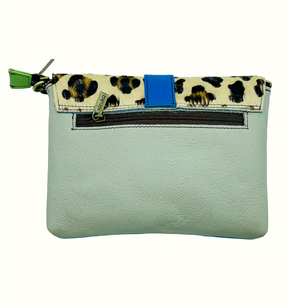 Pochette celeste in pelle riciclata