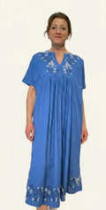 Vestito lungo in cotone indiano blu cobalto con ricami floreali 