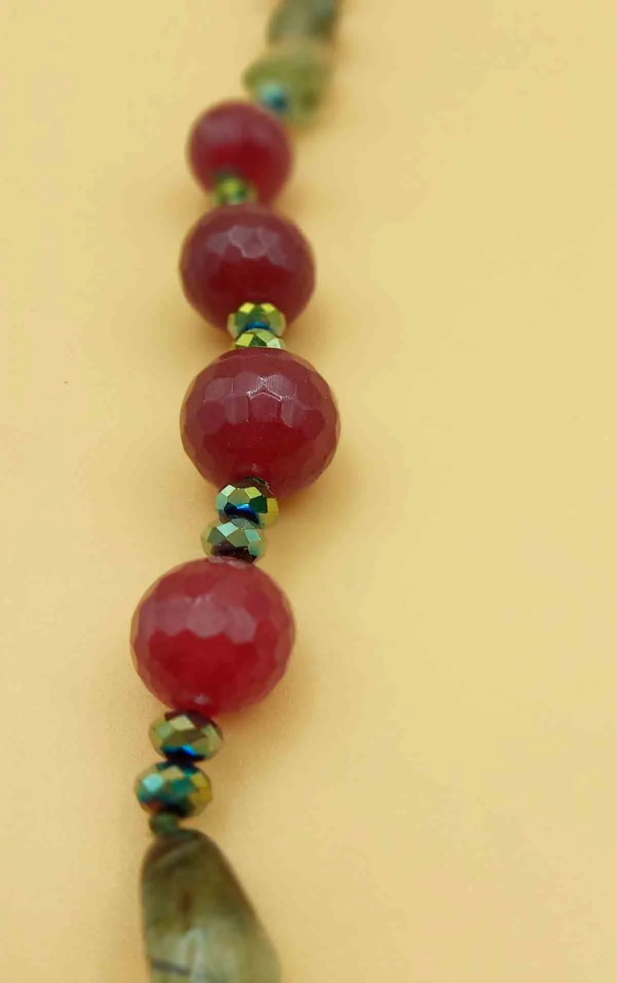 Collana Vintage Prehnite verde e pasta di Rubino